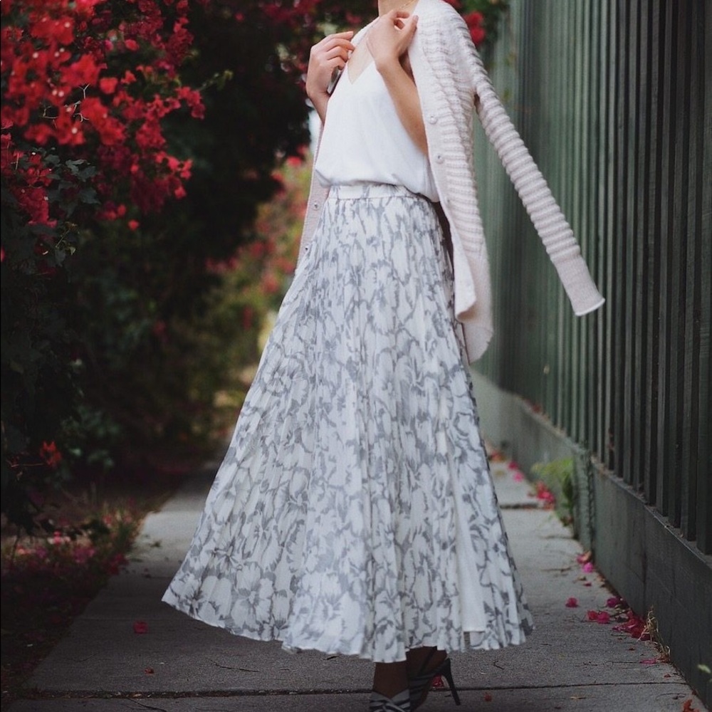 🌺Banana Republic White Floral Maxi Skirt🌺